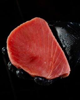 El mar en su versión más pura 🌊✨ atún fresco, listo para conquistar cualquier platillo. ¿Ya sabes cómo lo prepararías tú?
#santocangrejo #delmaratumesa #seafood